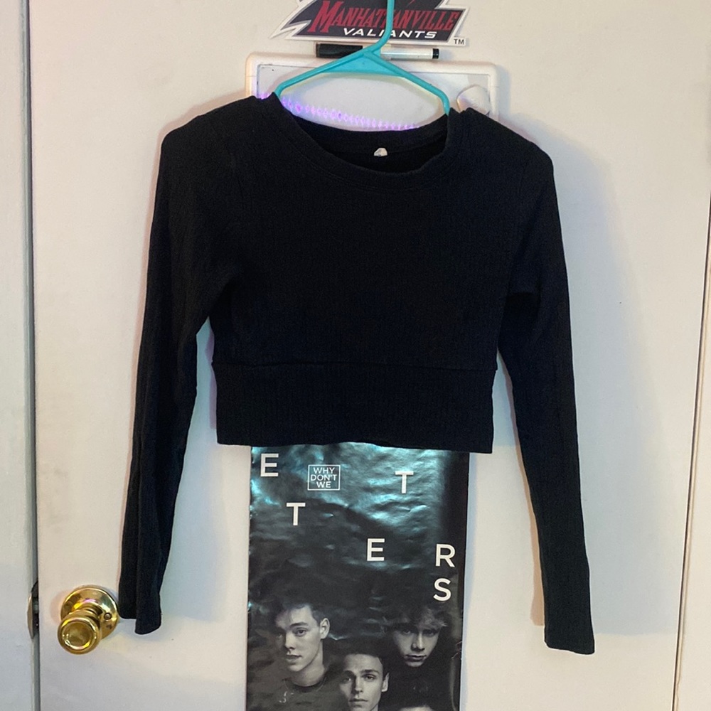 Black long sleeve crop top